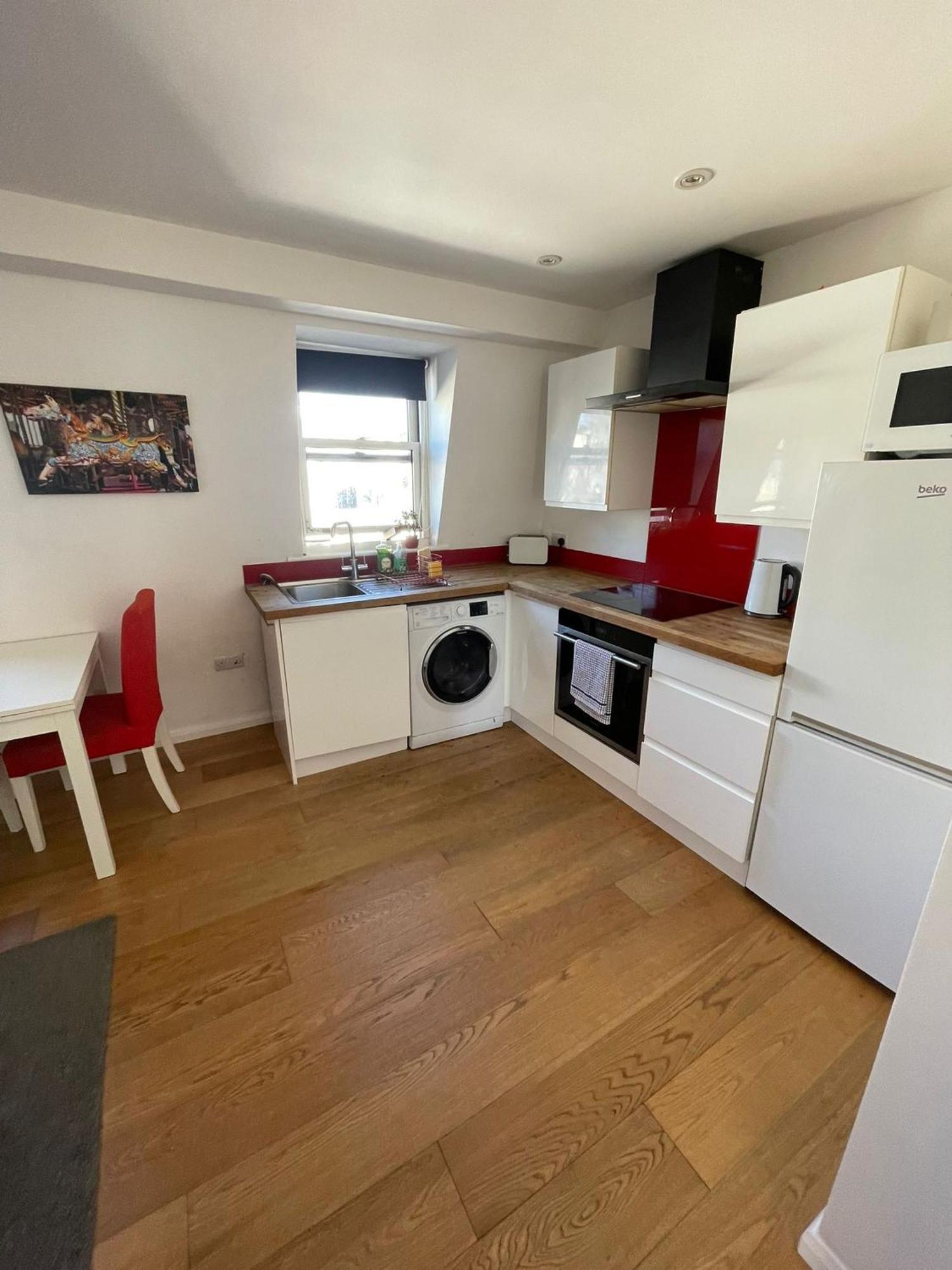 Self Contained One Bedroom Flat In The Heart Of Brighton, Close To The Apartment